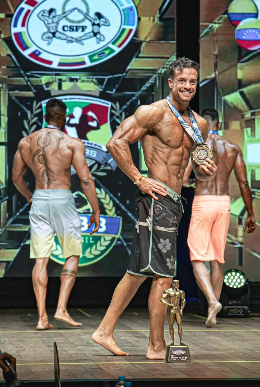 Clinton Macedo — 1º lugar, medalha e troféu no palco